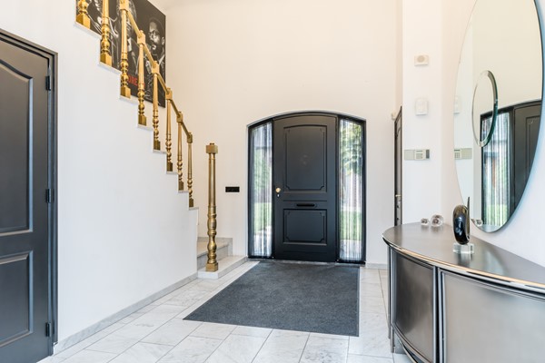 Foto - Te koop: Op een schitterende en rustige locatie in de geliefde villawijk "Moltbos" staat deze stijlvolle, vrijstaande villa met een uitzonderlijk royaal woonoppervlak.